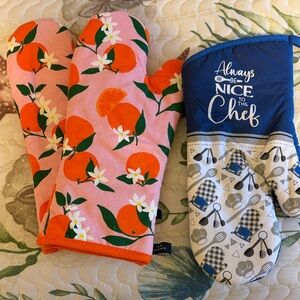 2 Kate Spade oven mitts and a Be Nice to the Chef mitt. 3 total!!  Nvr used